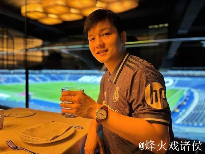 外国小球迷追星樊振东，退场合影展现暖心风范